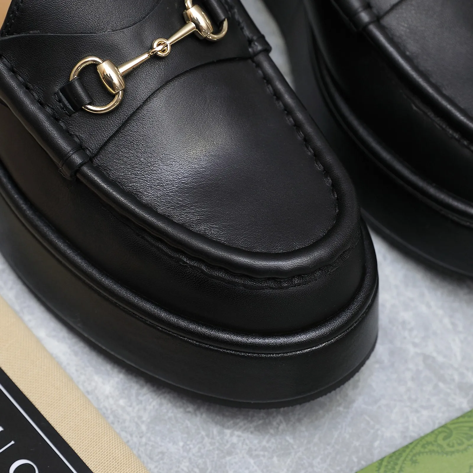 👟👟Ex-factory price 680👟👟 ⚡️The highest version 🔥🔥🔥💯💯💯 ⚡️2024 counter latest model ⚠️original replica ⚡️ Gucci’s latest popular wedge platform shoes - available simultaneously at counters Authentic European style, perfect on the feet💃💃When worn with this shoe, it is elegant and crystal clear. Regardless of the materials of the accessories, they are all customized 1:1. You must go to get the original version. The entire series is full of exciting and beautiful elements. ❶ Upper: cowhide/double G embroidered texture ❷ Inner lining: sheepskin ❸ Feet: sheepskin ❹Outsole: Imported from Italy ❺ Water platform height: 3.5CM in front and 5.5CM in back ❻Packaging: Original full set of packaging ❼Number of codes: 35-42 (40.41.42 customization is not returnable)